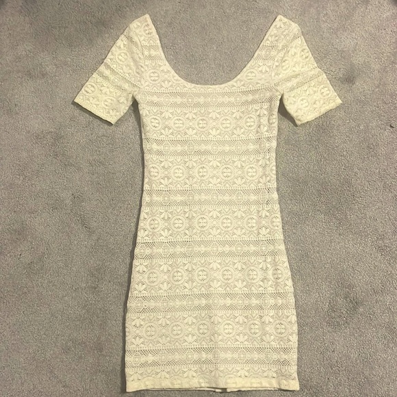 Abercrombie & Fitch cream fitted lace dress. Size: S - Picture 1 of 4